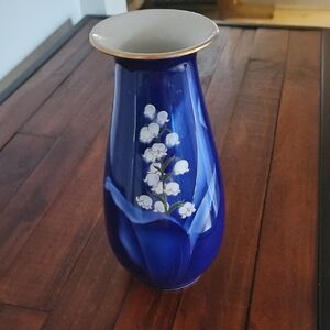 Elegant Blue Floral Vase with Gold Rim